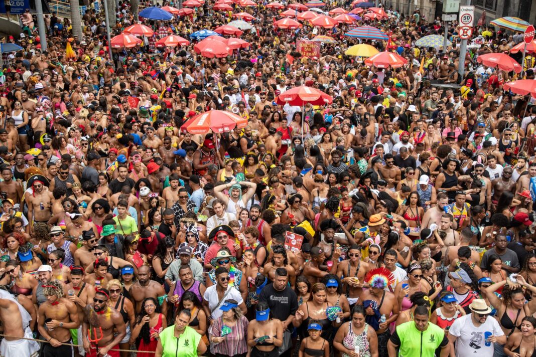 52682123591_5cffd5287c_o-2048x1365 Carnaval do Rio 2026 terá guia digital para orientar turistas estrangeiros - Crédito: Prefeitura do Rio de Janeiro / Arquivo RioTur