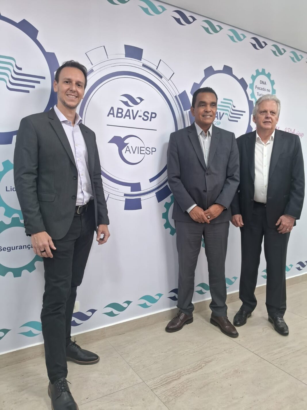 Bruno Waltrick, presidente da Abav-SP/Aviesp; Rui Alves, secretário da cidade de São Paulo; e Edmar Bull, vice-presidente da Abav-SP/Aviesp, durante encontro que reforçou a parceria entre o setor público e a iniciativa privada em prol do turismo - Crédito: Diário do Turismo