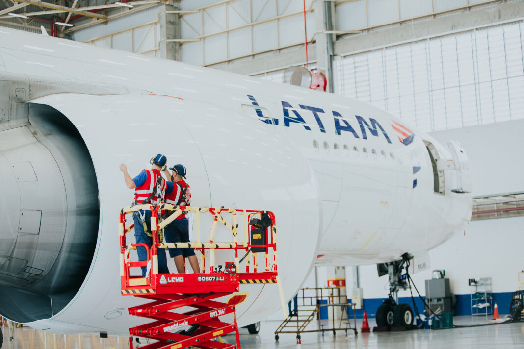 IMG_8400 (1) LATAM amplia o uso da tecnologia aeroSHARK em aeronaves boeing 777 para reduzir consumo de combustível e emissões. crédito: divulgação