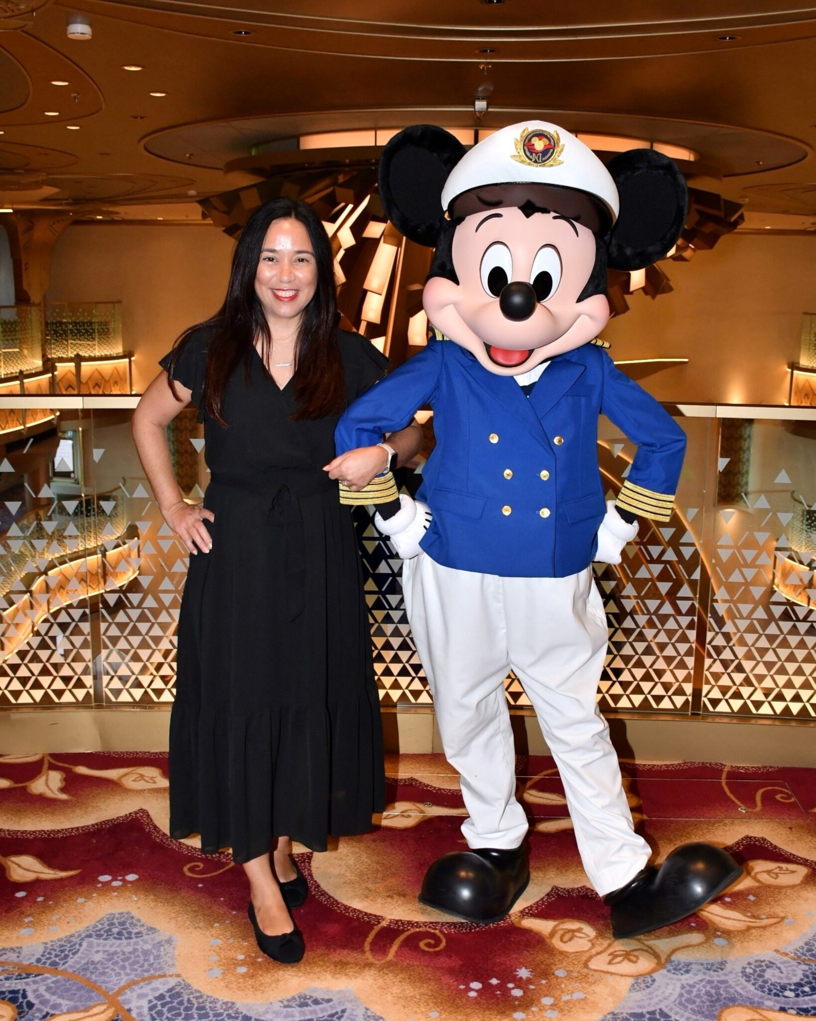 Luciana Misura com o Mickey capitão no Disney Destiny - Crédito: divulgação