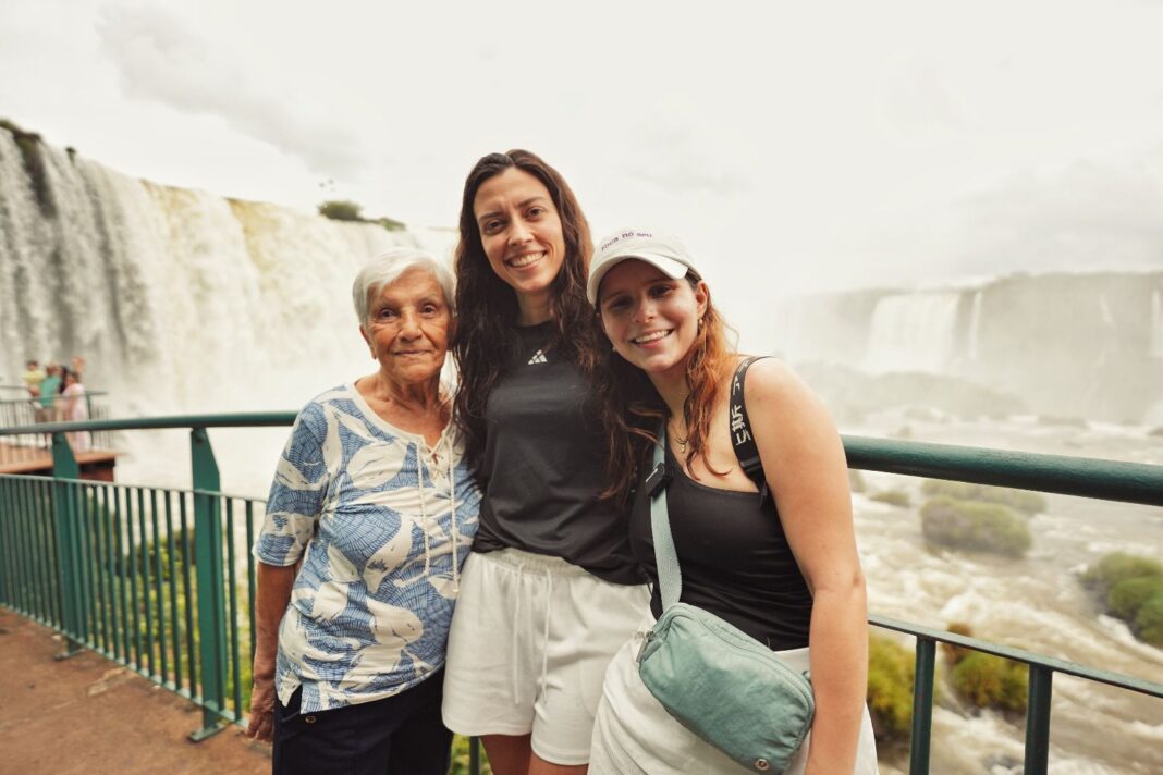 Visitantes percorrem as passarelas com vista privilegiada das Cataratas do Iguaçu. - Crédito: Divulgação Urbia+Cataratas/Eagle Eye Company