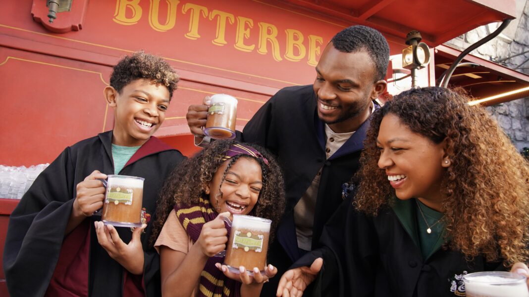 Universal Destinations & Experiences celebra a temporada de Butterbeer no The Wizarding World of Harry Potter em seus parques ao redor do mundo - Crédito: divulgação