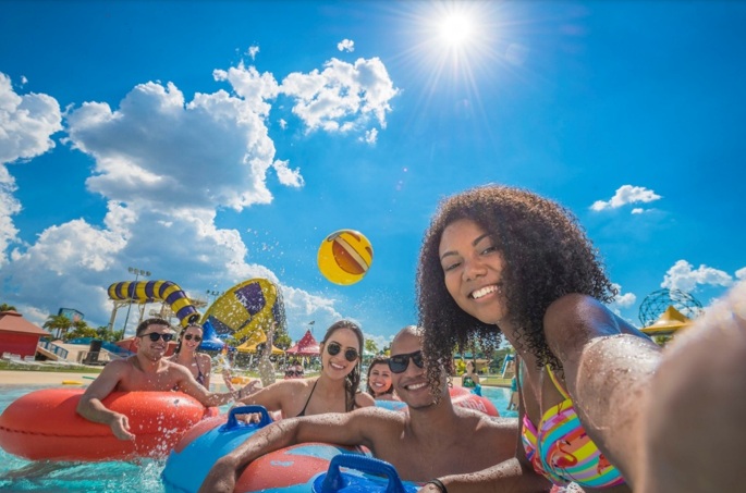 O CarnaWet 2026 promete transformar o Carnaval no Wet’n Wild em uma experiência refrescante, com música, trio elétrico e atrações aquáticas para todas as idades - Crédito: divulgação