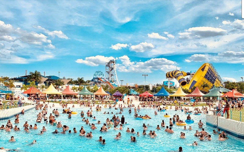 Entre 14 e 17 de fevereiro, o Wet’n Wild recebe o CarnaWet 2026, unindo folia, entretenimento e infraestrutura completa em um dos maiores parques aquáticos do Brasil - Crédito: divulgação
