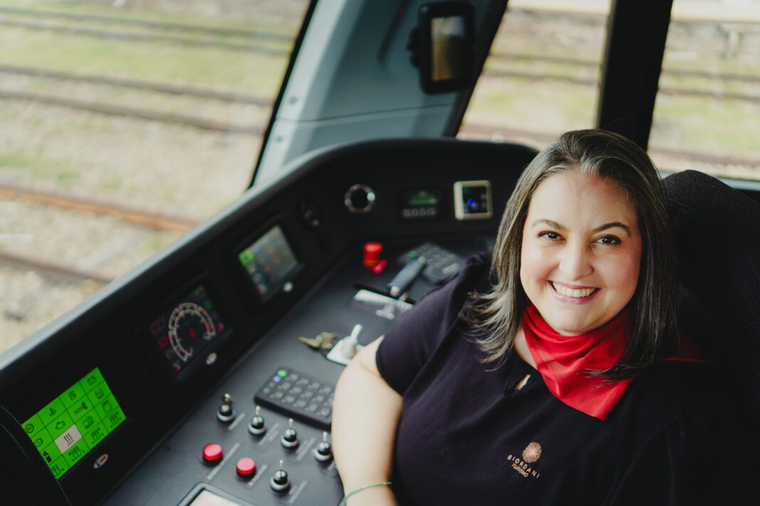DiadaMulherGiordaniTurismo-2 Adriana Munhoz faz primeira viagem como maquinista do Trem do Pampa neste sábado (7) - Crédito: Gabriela dos Santos