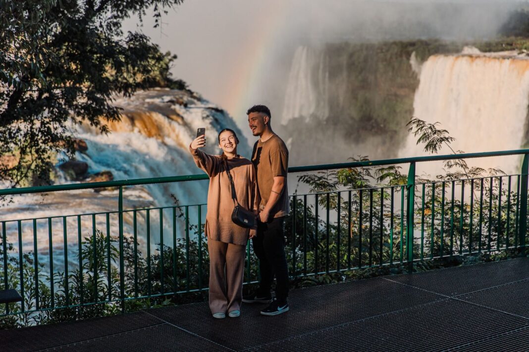 Visitantes percorrem as passarelas das Cataratas do Iguaçu, um dos destinos naturais mais visitados do Brasil. Crédito: Divulgação Urbia+Cataratas/Eagle Eye Company Parque Nacional do Iguaçu