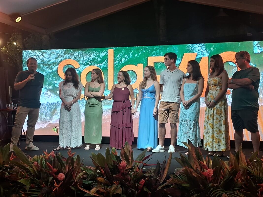 Momento da cerimônia no palco durante a comemoração dos 40 anos do Solar Porto de Galinhas. - Crédito: DT
