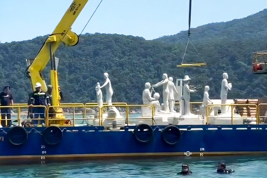 As esculturas que integrarão o centro de visitação subaquático chegaram à praia do Guaiúba, no Guarujá. O momento foi compartilhado por Sérgio Zagarino, diretor de Turismo da cidade, em suas redes sociais. - Crédito: Instagram @sergiozagarino / Reprodução