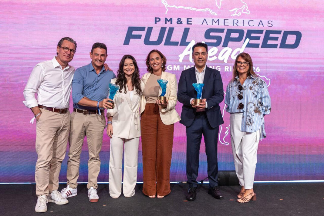 CEO Thomas Dubaere, Antonietta Varlese e Andreza Ranieri ao lado dos gerentes gerais dos hotéis premiados: Edmar Thomas (Novotel e ibis budget Sorocaba), Thais Pradella (ibis budget Maceió Pajuçara) e Leandro Moller (Novotel Santiago Las Condes) - Crédito: divulgação Accor