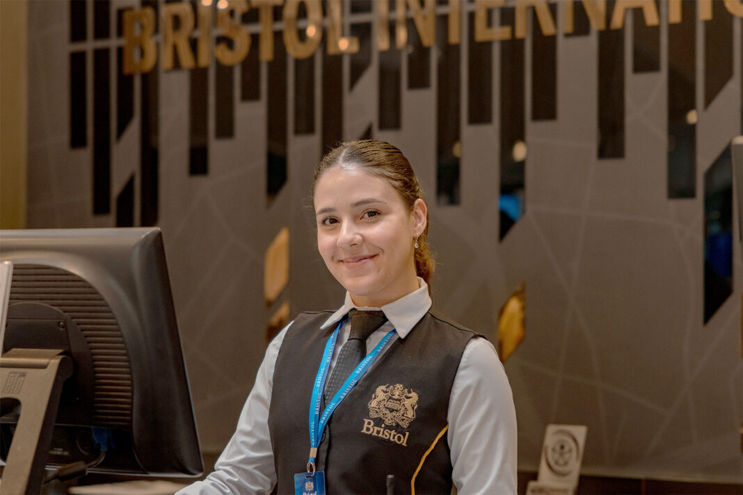 Recepcionista Bristol International - Guarulhos - Crédito: divulgação