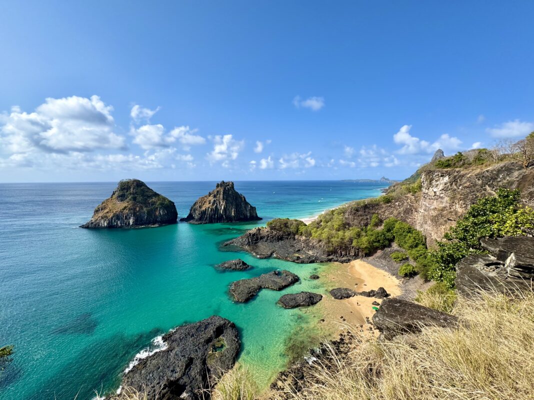 Considerado um dos destinos mais bonitos do Brasil, Fernando de Noronha combina natureza exuberante, mar azul e experiências únicas de turismo sustentável. - Crédito: Pedro Menezes