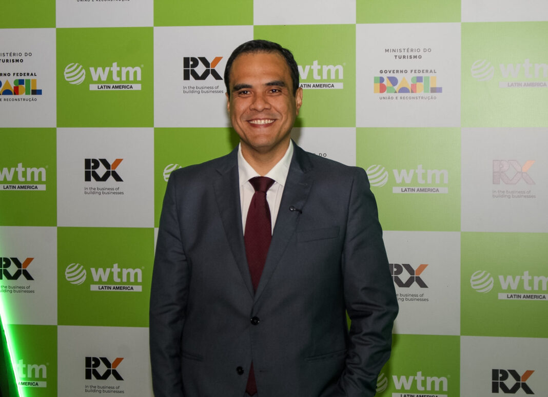 Gustavo Feliciano, ministro do turismo do Brasil, posa para fotos durante a abertura da WTM. - Crédito: Felipe Maresca / DT - LGBT