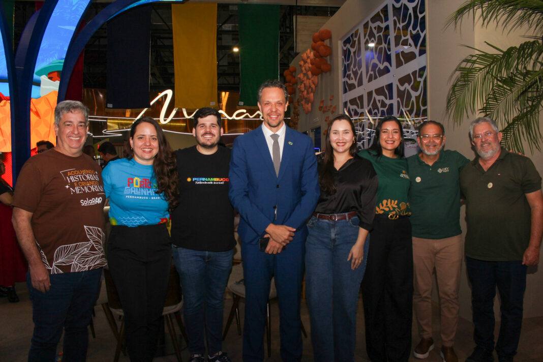 Da esquerda para a direita: Otaviano Maroja, presidente do Porto de Galinhas CVB; Brenda Silveira, diretora executiva do Porto de Galinhas CVB; Diogo Beltrão, diretor de Comunicação e Marketing da Empetur; Bruno Reis, presidente da Embratur; Hellen Lopes, diretora executiva do Recife CVB; Débora Linhares, diretora executiva do Fernando de Noronha CVB; Ayrton Almeida, presidente do Fernando de Noronha CVB; Antônio Morais, gerente da Noronha Tour - Crédito: Felipe Maresca / DT Da esquerda para a direita: Otaviano Maroja, presidente do Porto de Galinhas CVB; Brenda Silveira, diretora executiva do Porto de Galinhas CVB; Diogo Beltrão, diretor de Comunicação e Marketing da Empetur; Bruno Reis, presidente da Embratur; Hellen Lopes, diretora executiva do Recife CVB; Débora Linhares, diretora executiva do Fernando de Noronha CVB; Ayrton Almeida, presidente do Fernando de Noronha CVB; Antônio Morais, gerente da Noronha Tour - Crédito: Felipe Maresca / DT