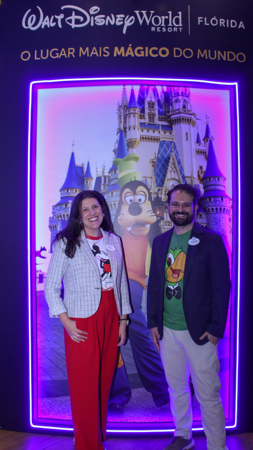 Alejandro Flores, head de Vendas & Marketing da Disney Destinations, e Bruna Bertozzo, gerente de Treinamentos para o Brasil da Disney Destinations, posam no estande da empresa durante a WTM Latin America 2026 - Foto: Felipe Maresca / DT