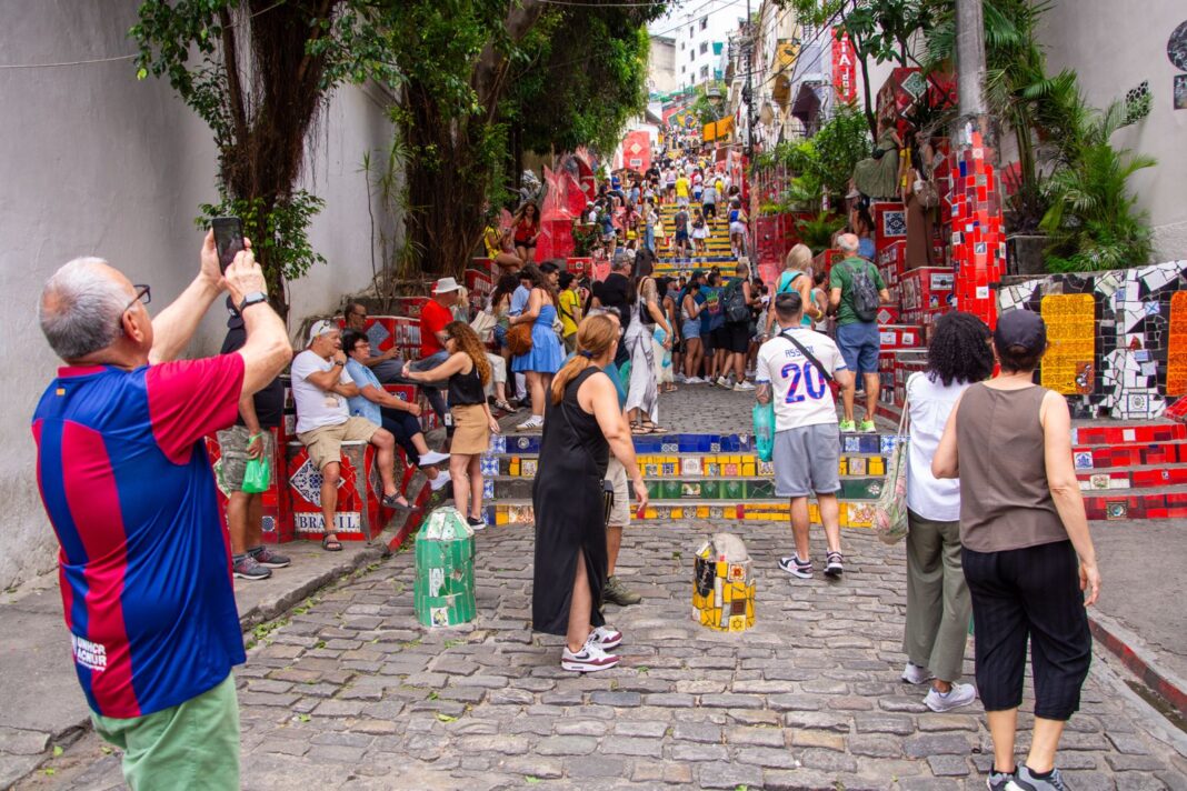 Turistas internacionais visitam a escadaria Selaron no Rio de Janeiro - Crédito João Miguel Junior