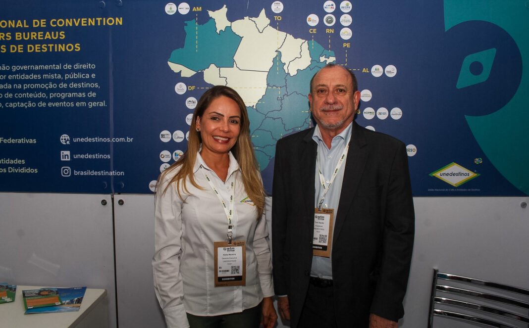 À direita, Toni Sando, presidente executivo do Visite São Paulo Convention & Visitors Bureau, ao lado de Keila Moreira, gerente executiva da Unedestinos, posam para foto no estande da entidade durante a WTM Latin America 2026. Crédito: Felipe Maresca / DT