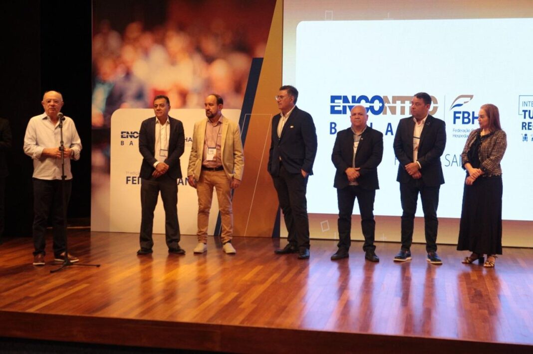 Registro do I Encontro Baiano FBHA – Integração do Turismo Regional, que reuniu empresários, gestores e profissionais do setor; a segunda edição acontece agora em Feira de Santana. Crédito: Divulgação/FBHA. Registro do I Encontro Baiano FBHA – Integração do Turismo Regional, que reuniu empresários, gestores e profissionais do setor; a segunda edição acontece agora em Feira de Santana. Crédito: Divulgação/FBHA.