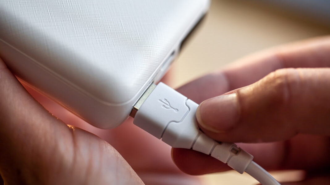 Campanha alerta passageiros sobre riscos de power banks em aeronaves - Crédito: Magnific