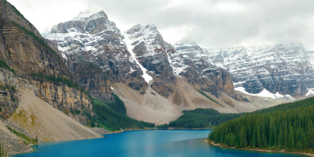 Vista do Lago Moraine e das montanhas nevadas no Parque Nacional de Banff, no Canadá - Crédito: Magnific / Freepik