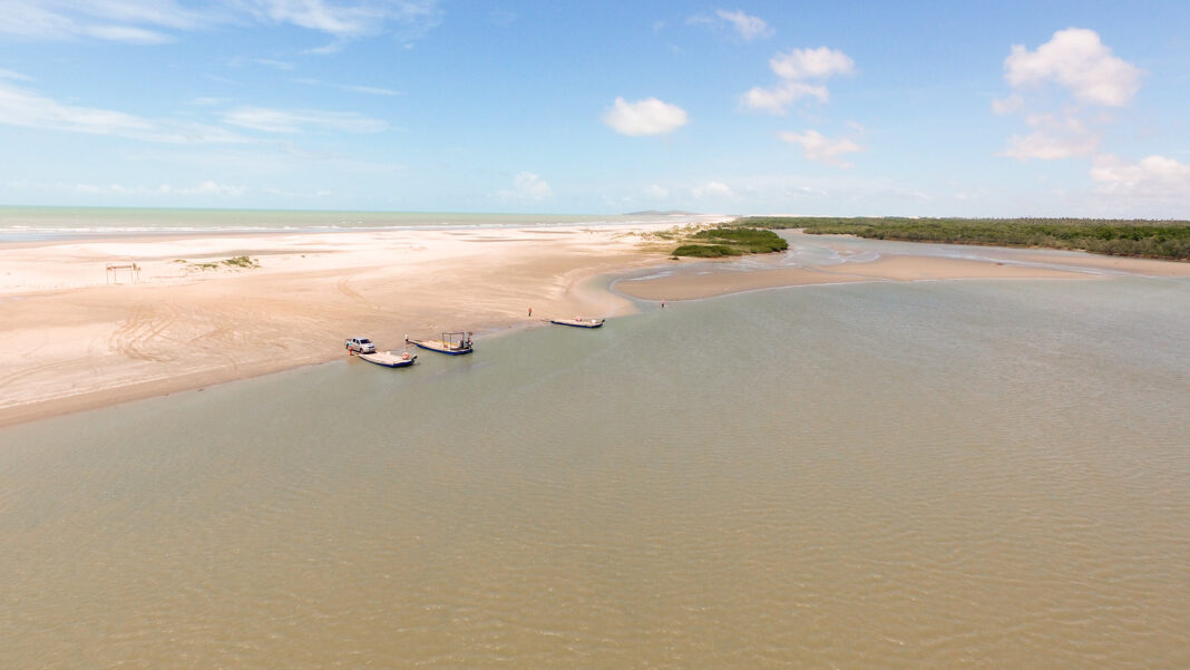 Taxa de turismo Jericoacoara - Praia de Mangue Seco, em Jericoacoara (CE), famosa pelos cenários naturais e passeios entre dunas e manguezais. Crédito: Jade Queiroz / MTur Destinos