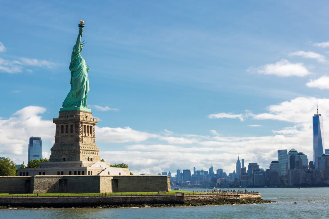 Vista da Estátua da Liberdade e do horizonte de Nova York — Crédito: Freepik / Magnific