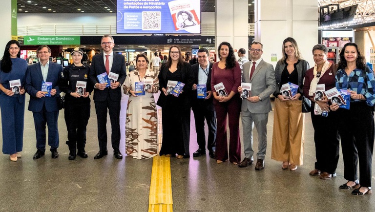 Autoridades participaram, nesta segunda-feira (25), do lançamento da terceira fase da campanha “Assédio Não Decola”, no Aeroporto Internacional de Brasília. A iniciativa reforça ações de combate à violência e à importunação sexual em aeroportos e aeronaves no Brasil. Crédito: André Zimmerer / MTur
