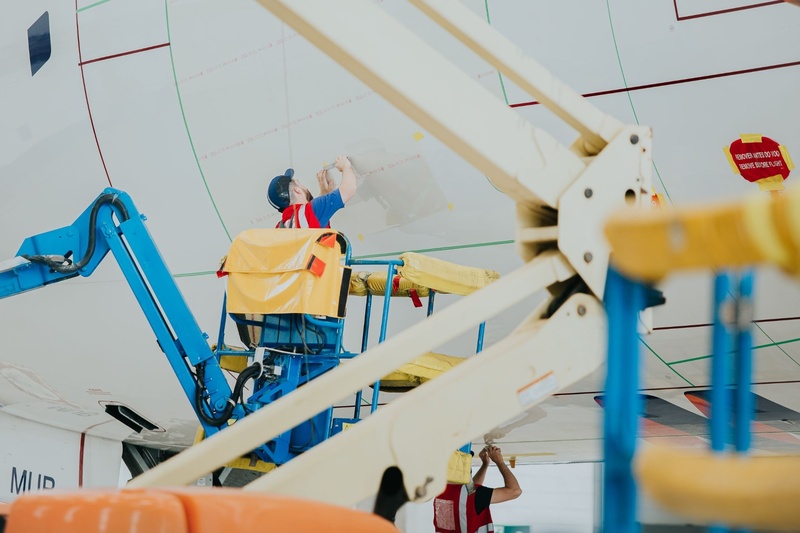 Pele de tubarão: tecnologia de revestimento Aeroshark reduz a resistência aerodinâmica da aeronave (Divulgação LATAM) Pele de tubarão: tecnologia de revestimento Aeroshark reduz a resistência aerodinâmica da aeronave (Divulgação LATAM)