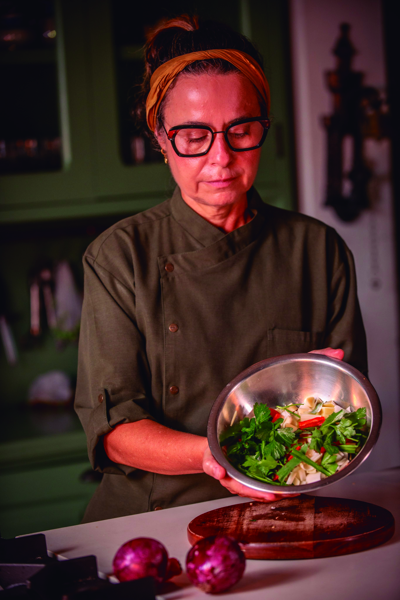 Chef e empresária Ana Bueno lança o livro Paratyanas: crônicas escritas ao pé do fogão, inspirado nas histórias, personagens e sabores de Paraty. Crédito: Divulgação