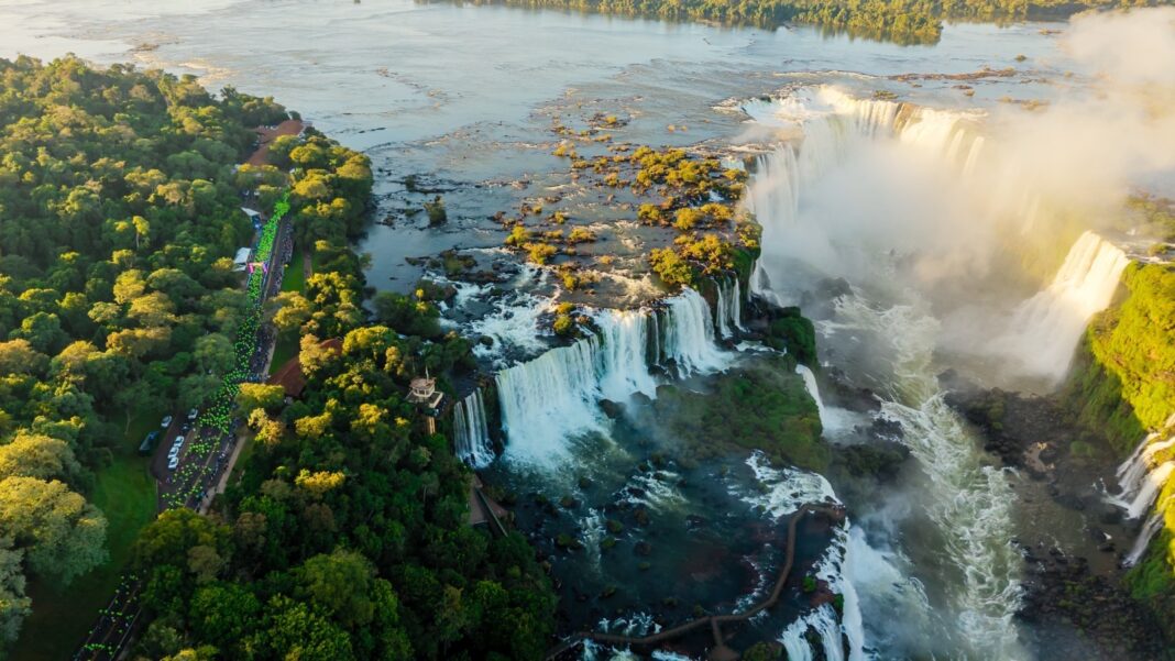 Voos diretos impulsionam turismo e ampliam permanência nas Cataratas do Iguaçu - Crédito: Divulgação Urbia+Cataratas
