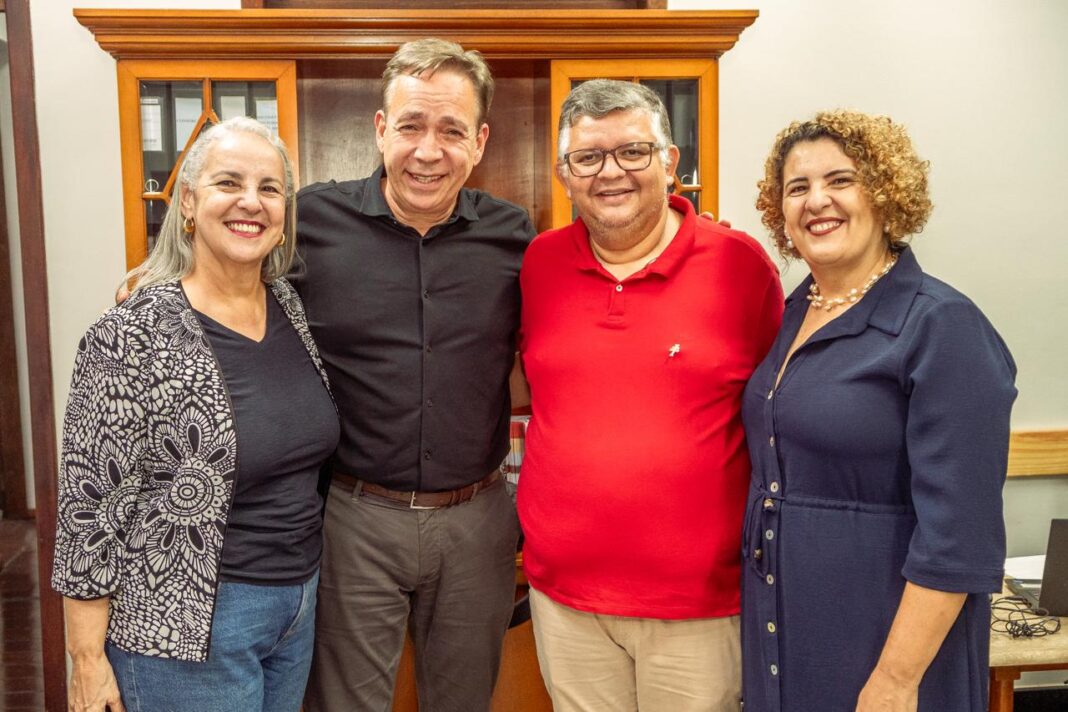 Mônica Alencar; Anderson Cabido, prefeito de Congonhas/MG; Sidnésio Moura, CEO do Fórum Nacional de Turismo Religioso; e Ana Alcântara, Secretária de Turismo de Congonhas/MG - Crédito: Rafael Cavalcante