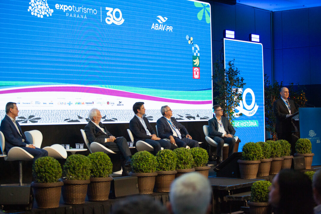 Geraldo Zaidan Rocha, presidente da ABAV-PR, durante discurso na 30ª Expo Turismo Paraná, em Curitiba. Crédito: Luis Batista Fotografia.