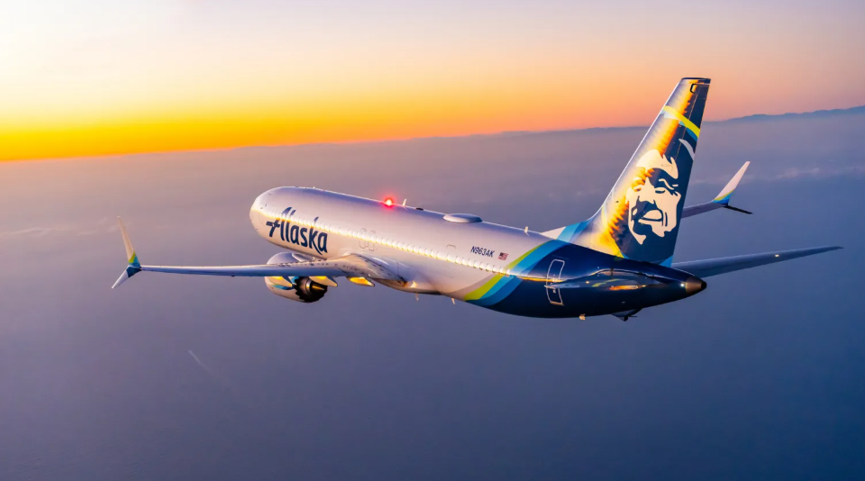 Aeronave da Alaska Airlines em operação nos Estados Unidos; companhia aérea enfrenta proposta de multa da FAA por supostas falhas relacionadas ao embarque de passageiros intoxicados. Crédito: Site oficial da Alaska Airlines