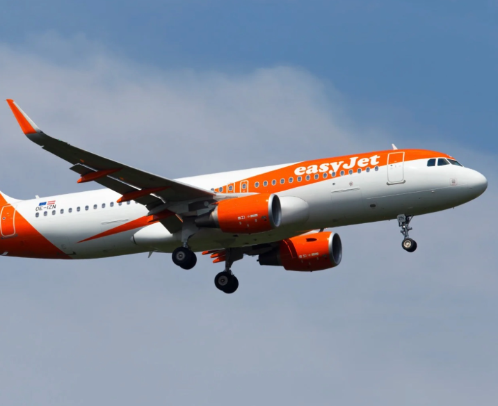 Aeronave da EasyJet: voo com destino a Londres precisou desviar para Roma após alerta envolvendo power bank em bagagem despachada. Crédito: Facebook oficial da companhia.