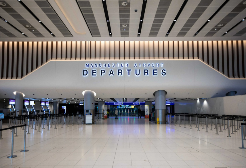 A movimentação no Aeroporto Internacional de Manchester foi afetada após um protesto de um passageiro bloquear temporariamente o acesso ao Terminal 2. Crédito: Site oficial Manchester Airport Departures