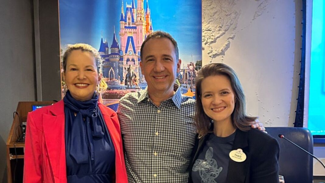 Viviane Fernandes (diretora Abav-RJ), Marcelo Siciliano (presidente Abav-RJ) e Thais Ramos (Gerente de treinamentos Disney Destinations) - Crédito: divulgação