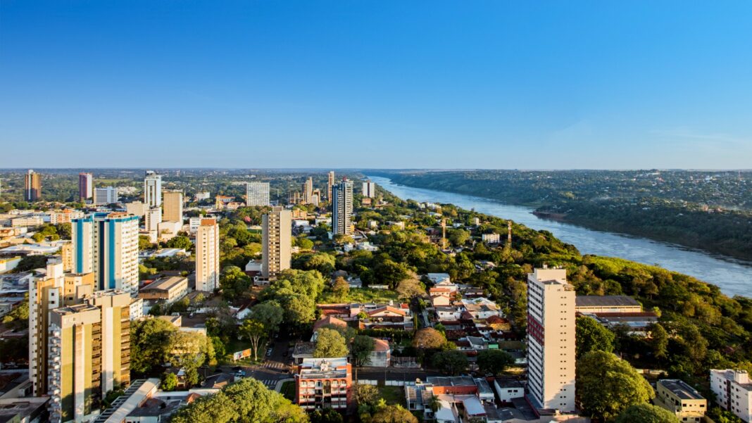 Vista aérea de Foz do Iguaçu, cidade que vem consolidando sua posição como um dos principais polos de lojas francas do país. Crédito: Divulgação