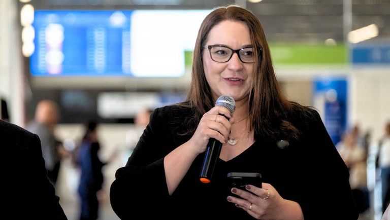 A ministra do Turismo substituta, Fernanda Câmara Norat, participou do lançamento da terceira fase da campanha “Assédio Não Decola”, que reforça ações de proteção às mulheres em aeroportos e aeronaves no Brasil. Crédito: André Zimmerer / MTur