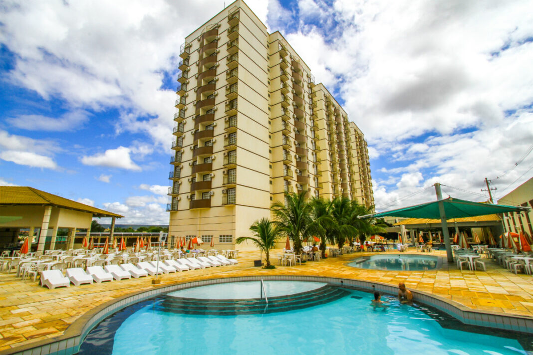 Vista da fachada e da área de piscinas de um dos empreendimentos da rede diRoma em Caldas Novas. Crédito: Divulgação Grupo diRoma / Cacau 3 Comunicação.