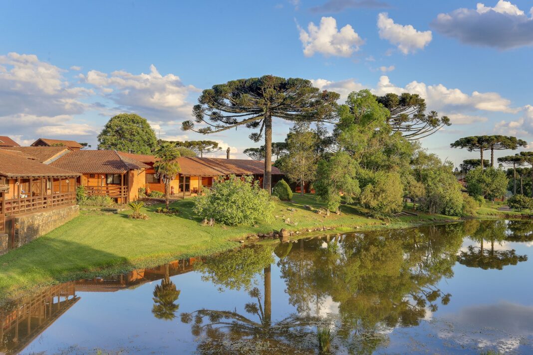 Vista da área externa da Boqueirão Hotel Fazenda com lago e natureza preservada — crédito: Divulgação
