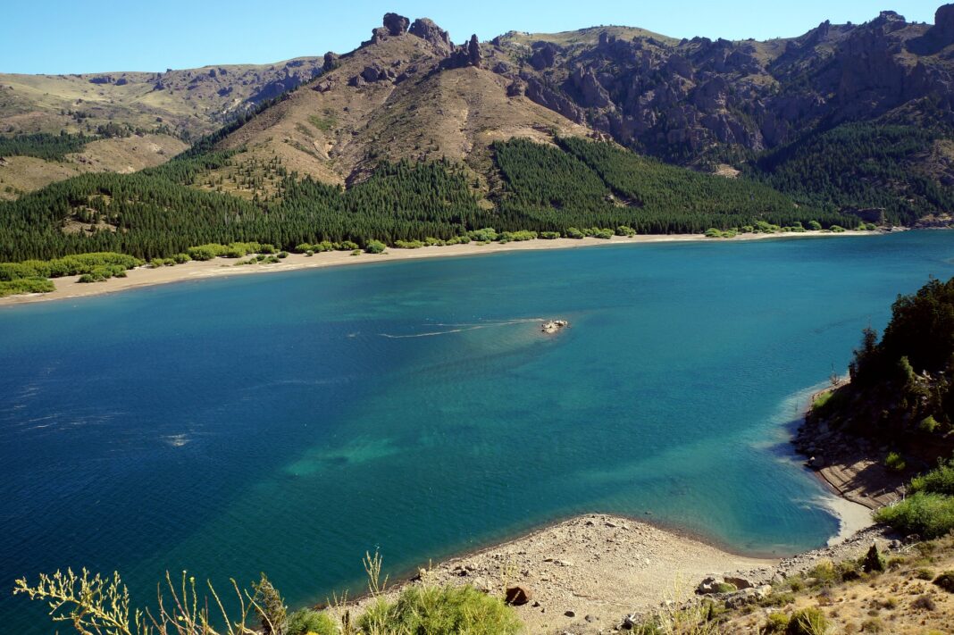 Bariloche no verão atrai turistas com lagos, montanhas e roteiros panorâmicos - Crédito: Pixabay Ecasasnovas Bariloche no verão atrai turistas com lagos, montanhas e roteiros panorâmicos - Crédito: Pixabay Ecasasnovas