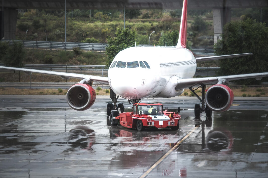 Fecomércio RJ pede sanção de projeto que reduz ICMS sobre combustível da aviação - Crédito: Magnific / Freepik