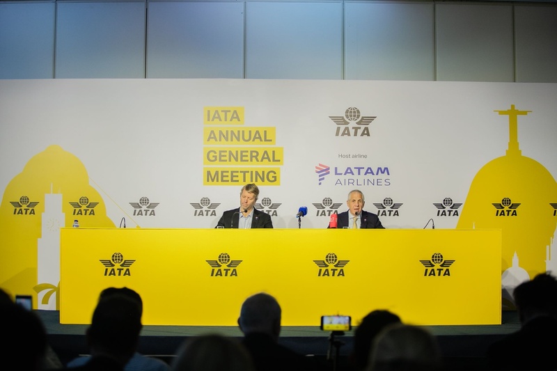 Jerome Cadier (CEO da LATAM Brasil) e Roberto Alvo (CEO do LATAM Airlines Group) durante media briefing da 82ª AGM IATA no Rio de Janeiro (Divulgação LATAM)