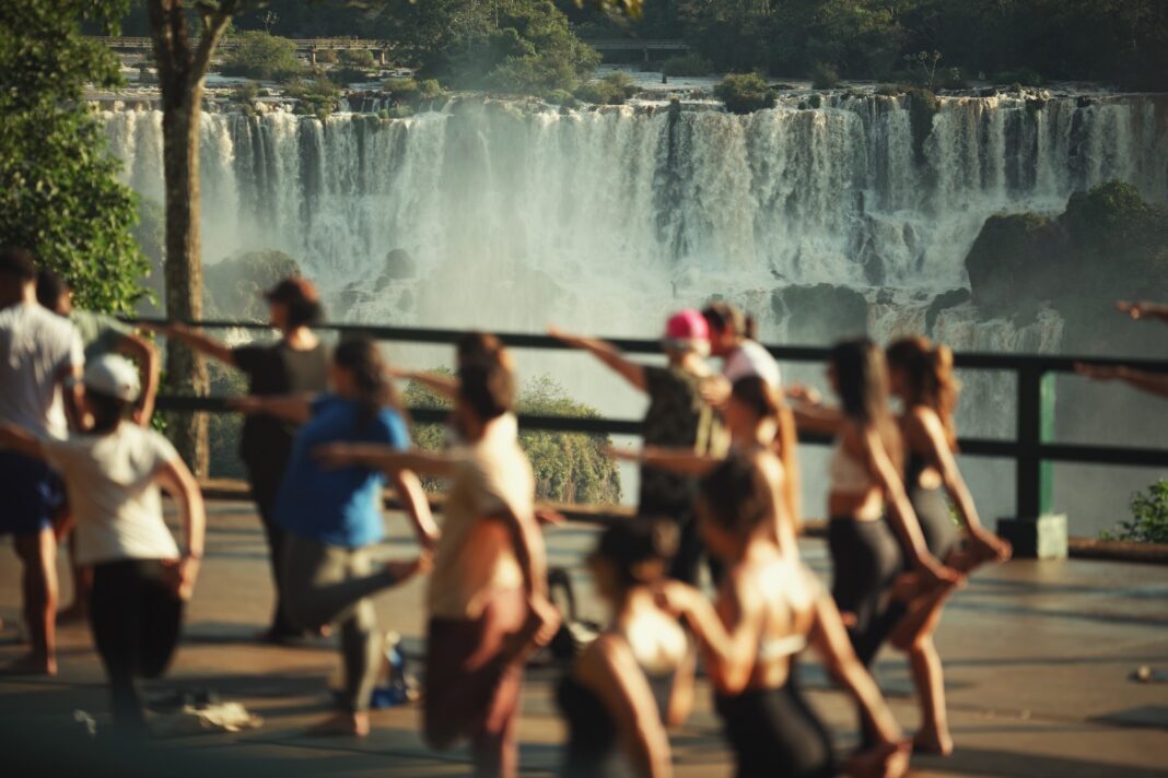Aula de yoga com vista para as Cataratas do Iguaçu integra a programação comemorativa organizada pela Urbia+Cataratas. Crédito: Urbia+Cataratas