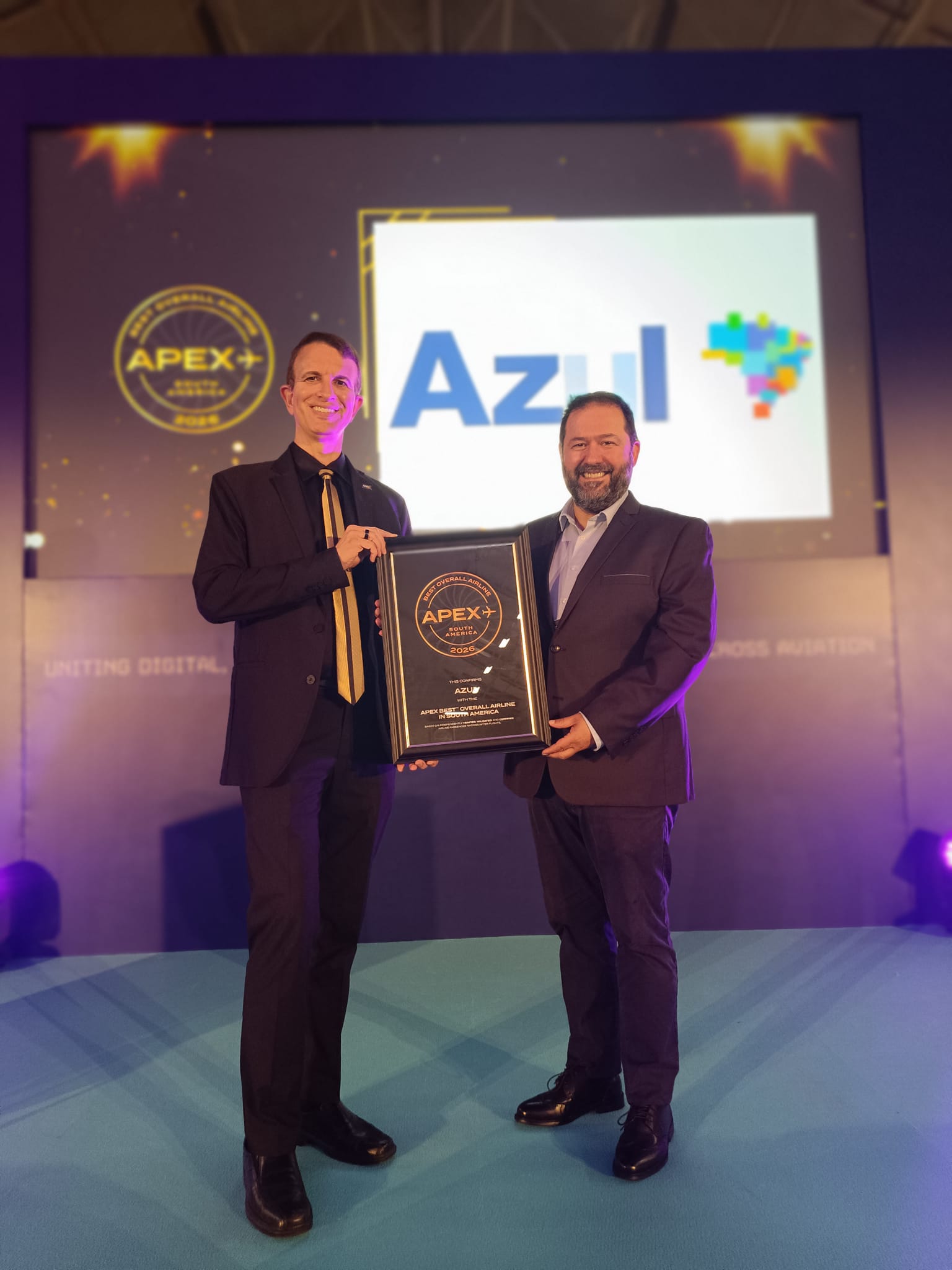 Joe Leader, CEO do APEX Group, e Carlos Ribeiro, gerente regional de aeroportos na Europa - Crédito: divulgação Azul
