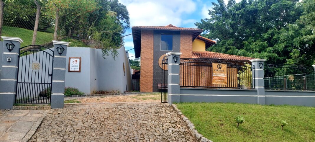 Fachada de empreendimento cadastrado no Programa Turismo Rural RJ com a aplicação do Selo Turismo Rural. Crédito: Ascom Setur-RJ