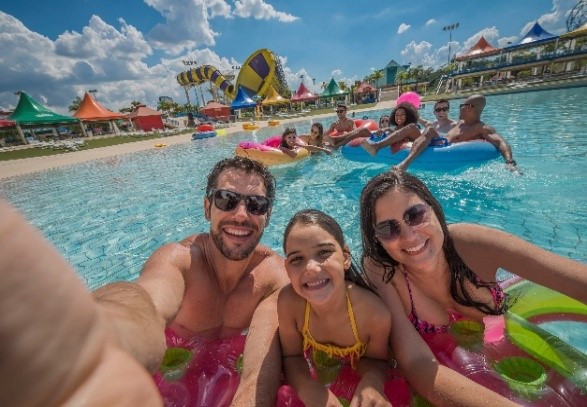 Durante a temporada Super Férias 2026, o Wet’n Wild contará com piscinas aquecidas, atrações para toda a família e programação especial voltada ao público infantil. - Crédito: Studio Wet