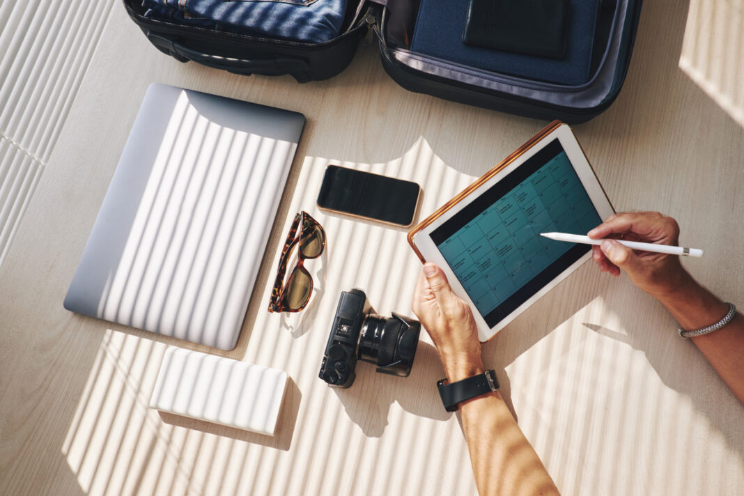 Criar vídeos de viagem com boa narrativa, cortes dinâmicos e legendas pode aumentar o engajamento nas redes sociais e valorizar a experiência do destino. - Crédito: Magnific – Freepik.