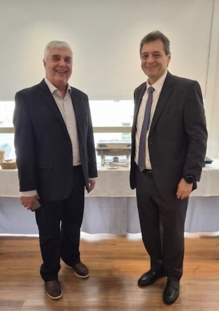Alfredo Lopes e José Domingo Bouzon durante o encontro que reconduziu Bouzon à presidência da ABIH-RJ. Crédito: Divulgação Alfredo Lopes e José Domingo Bouzon durante o encontro que reconduziu Bouzon à presidência da ABIH-RJ. Crédito: Divulgação