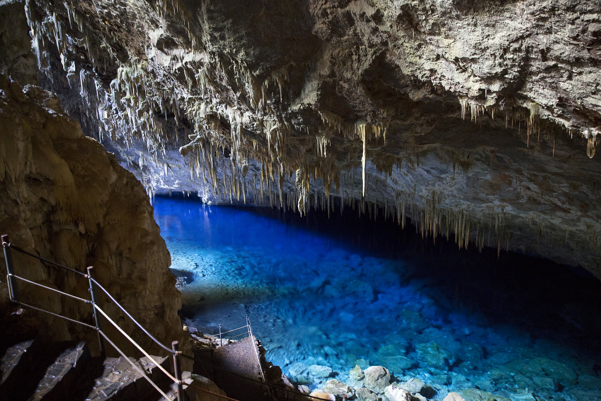 A Gruta do Lago Azul é um dos principais cartões-postais de Bonito e uma das atrações mais famosas do ecoturismo brasileiro. Crédito: Flávio André/MTur.