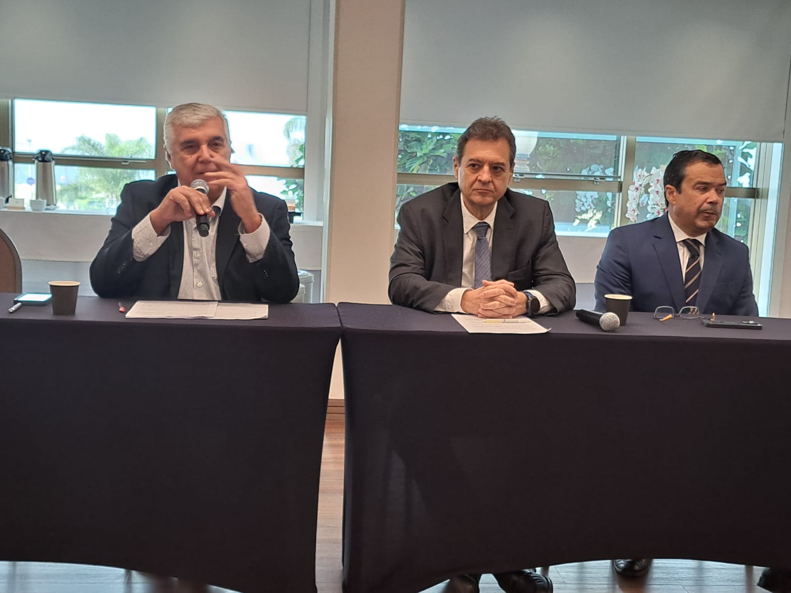 Alfredo Lopes, José Domingo Bouzon e Paulo Henrique Bergqvist durante a Assembleia Eleitoral da ABIH-RJ. Crédito: Divulgação